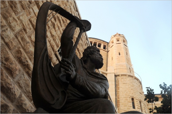 Davidova socha, symbol Izraelskho krlovstv, pila o svj nos i struny