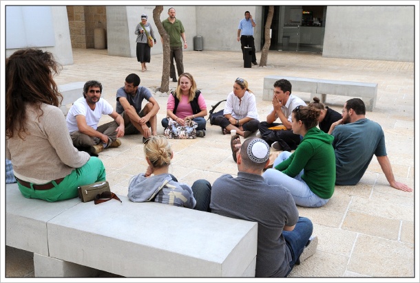 Je tradic�, �e se na tomto m�st� p�ed synagogou se sch�zej� lid� k diskuzi. 
