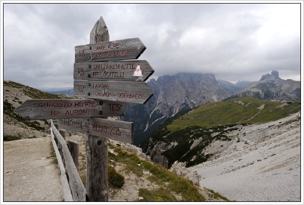 Rozcestn�k jen zhruba ud�val sm�r pochodu. Trasy v Dolomitech nejsou zna�kov�ny jako u n�s. Chce to hodn� trp�livosti.