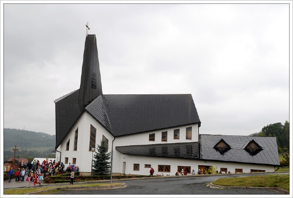 Na�e prvn� zast�vka, kostel sv. Zdislavy na Prost�edn� Be�v�.