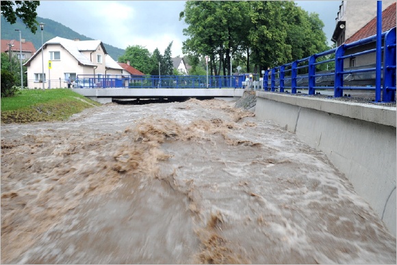 Obvykle poklidn tok se promnil v divokou eku.