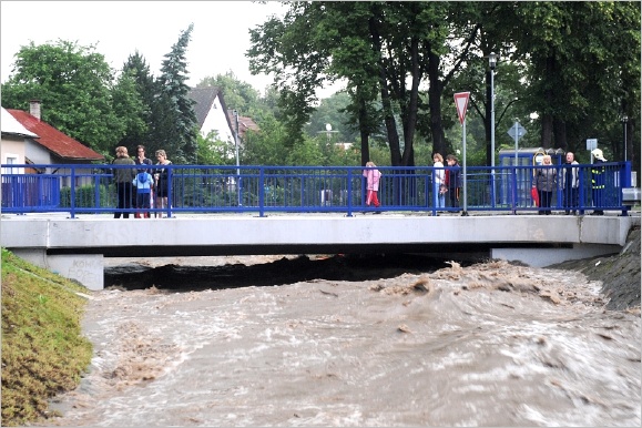 Pod mostem mnoho msta nezbvalo.