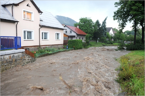 Obyvatelm dom v tsn blzkosti potoka rozhodn nebylo do zpvu.