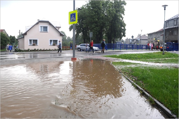 Do koryta potoka se hrnula voda ze vech stran.