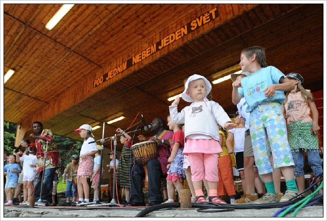 Nakonec �vodn�ho programu, mohly d�ti na podium.