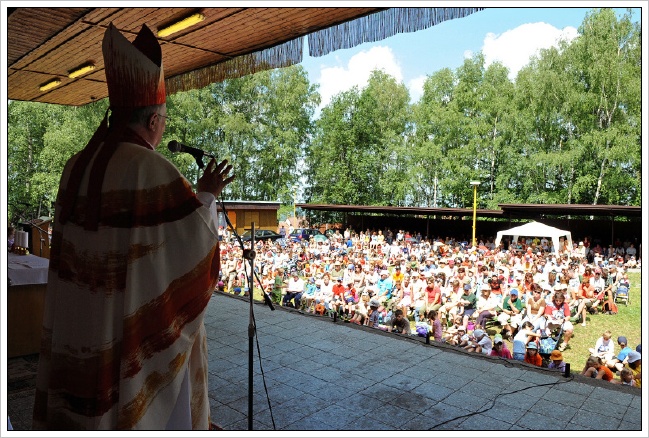 Otec biskup n�s povzbuzoval k vd��nosti a l�sce k Stvo�iteli. 