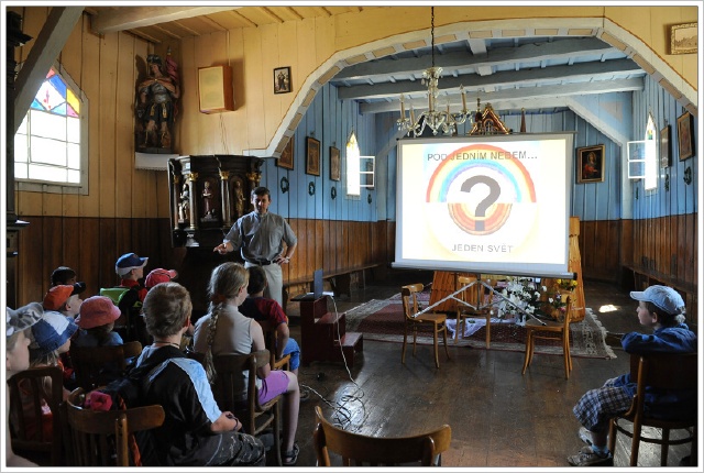 V kostel�ku sv. Anton�na prob�hala videoprojekce o misi�ch.