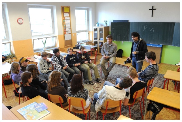 Jedna z poslednch scn z fotoromnu je diskuze s odbornkem na drogy. Nedivte se, fot se na peskku.