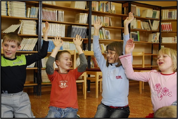 Zleva petrkl��, narcis, sedmikr�ska a sn�enka.