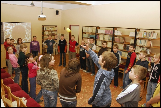Radost velikono�n�ho poselstv� mezi n�mi putuje v podob� �zlat� koule� � m��ku...