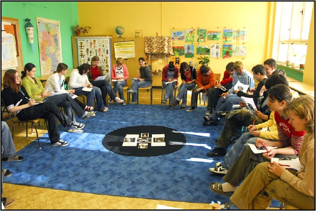 T�ma pro nestar�� ro�n�ky je mnohem v�n�j��: JE N�CO SILN�J��HO NE� SMRT? Formou byla diskuse o smyslu utrpen�.