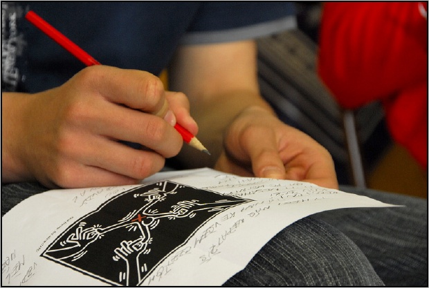 Jeho st�edem byl obraz americk�ho grafika K. Haringa. 