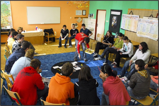 St�edem velikono�n�ho poselstv� je zpr�va o Je��i, mu�i, kter� pro�el utrpen�m. Jeho vzk��en� dod�v� do stalet� lidem nad�ji, �e posledn� slovo v d�jin�ch nebude m�t zlo.