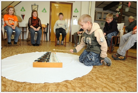 Na dal�� zch�zce se zdrav�me vymy�lenou melodi�.